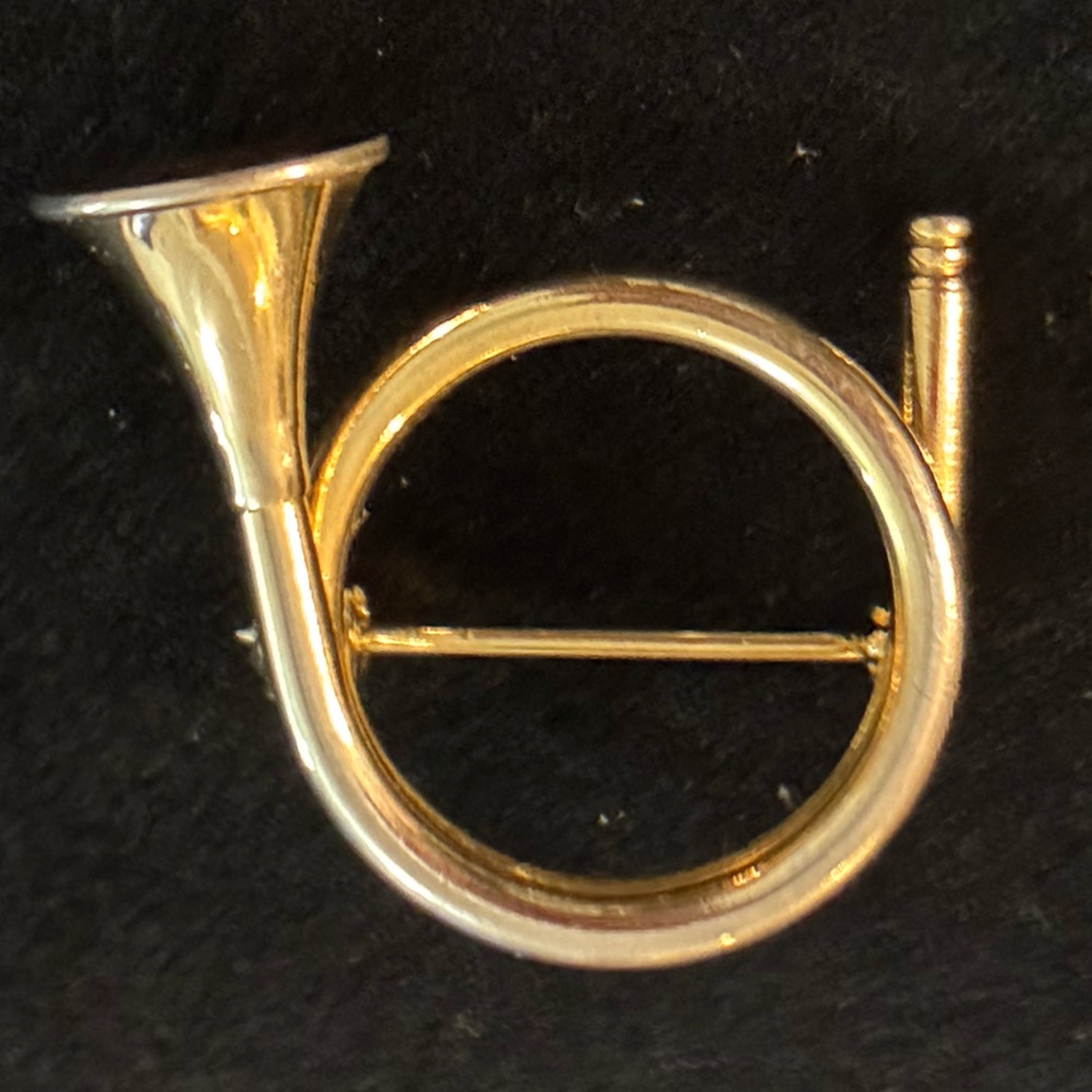 Vintage EUC gold-tone French horn musical instrument brooch or pin.